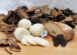 Ser scamorza z czarnymi truflami, ok, 250g (+/-10g)