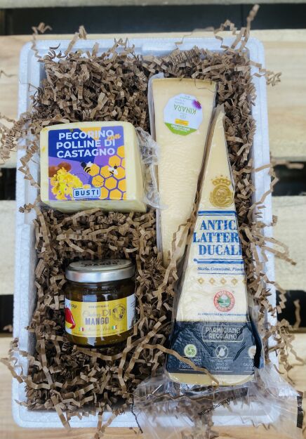 Zestaw Parmezan, Pecorino, Gran Kinara i pikantna konfitura do serów