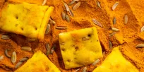 Oriental Surf - krakersy z algami Kelp, kurkumą i koprem włoskim, 100g