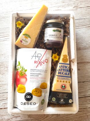 Zestaw Parmezan, Gran Kinara, konfitura z cebuli i wytrawne ciasteczka