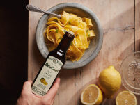 Drewniana skrzynka prezentowa z kolekcją oliw smakowych Fratelli Carli