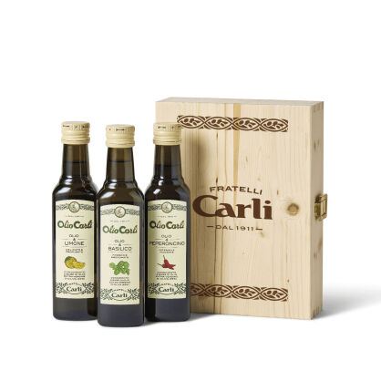 Drewniana skrzynka prezentowa z kolekcją oliw smakowych Fratelli Carli