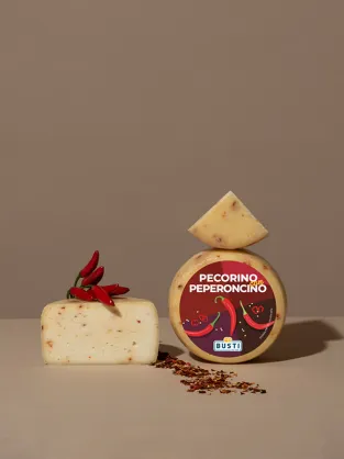 Owczy ser dojrzewający z pikantnym peperoncino - cała forma, Busti, ok. 1,070 kg