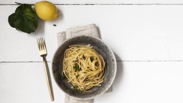 Linguine z cytryną i pieprzem z pieczonym kurczakiem i pomidorami