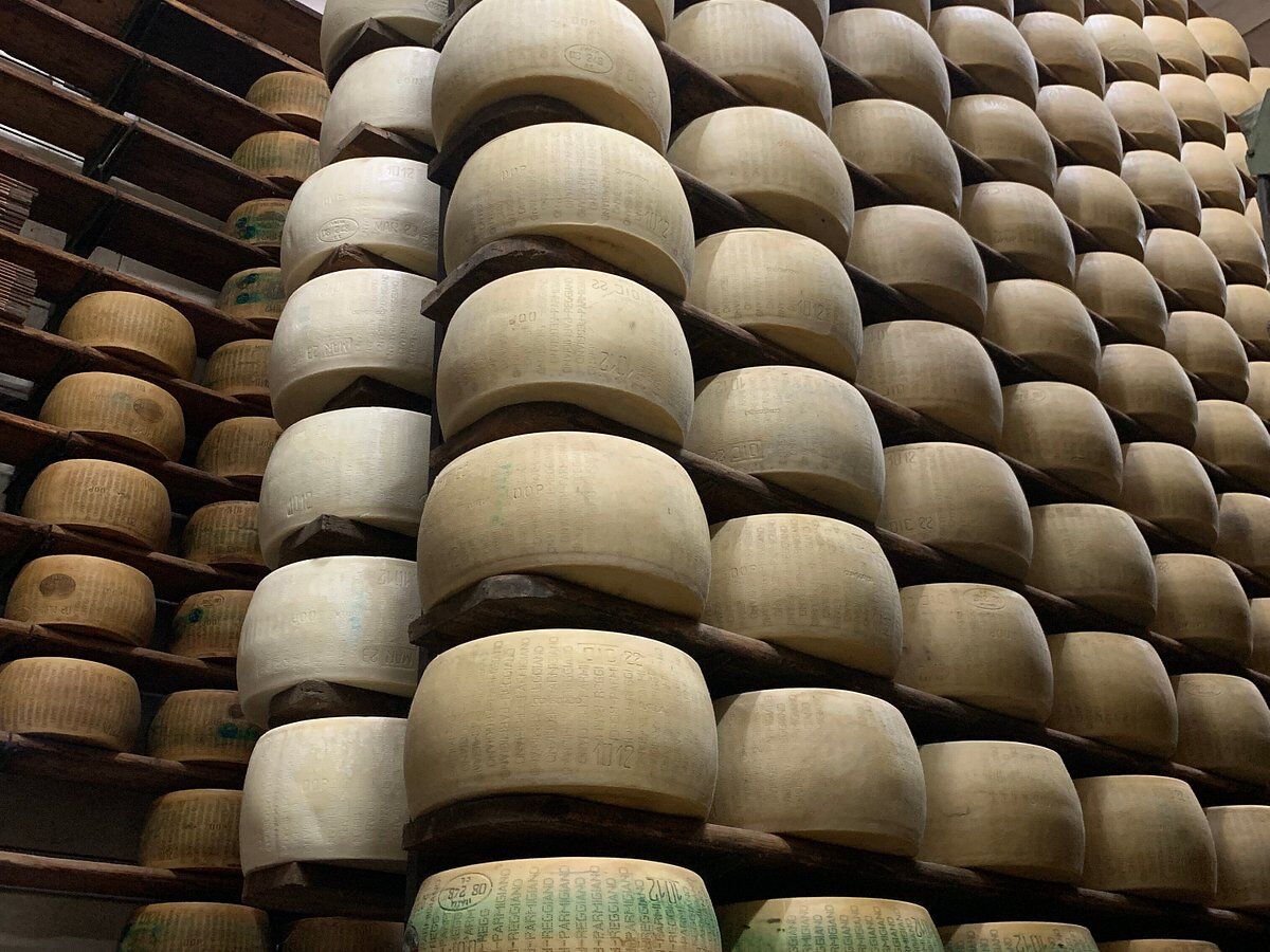 Jak powstaje najsłynniejszy ser świata? Zgłębiaj z nami tajemnice Parmigiano Reggiano!
