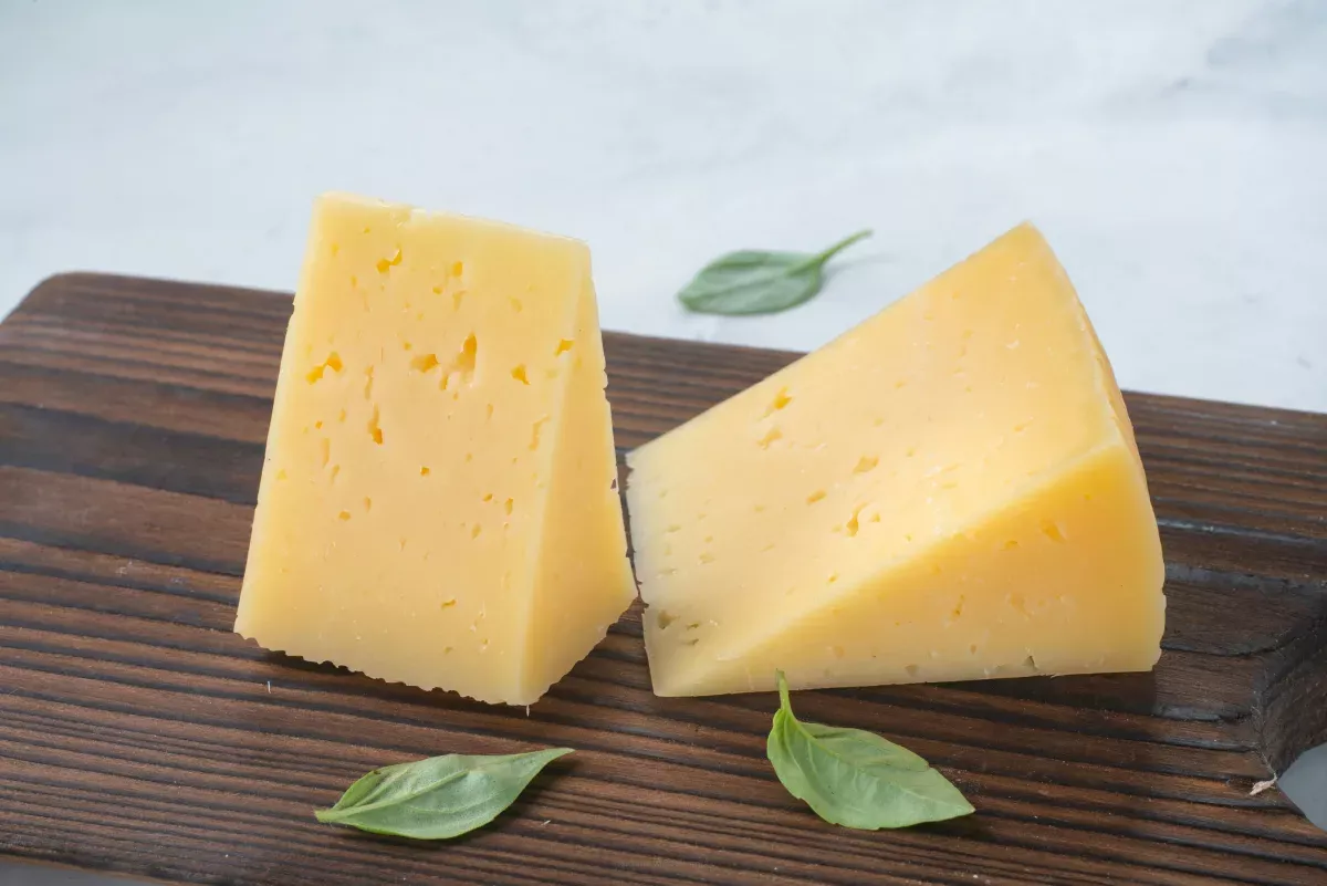Do czego używać pecorino, parmezanu i grana padano? Praktyczny przewodnik po włoskich serach twardych