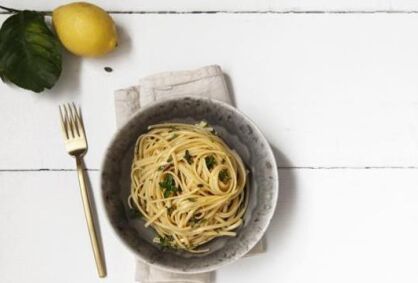 Linguine z cytryną i pieprzem z pieczonym kurczakiem i pomidorami