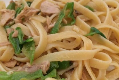 Makaron z sosem tuńczykowym