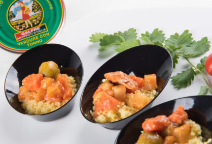 Kuskus z sałatką z warzyw i tuńczyka